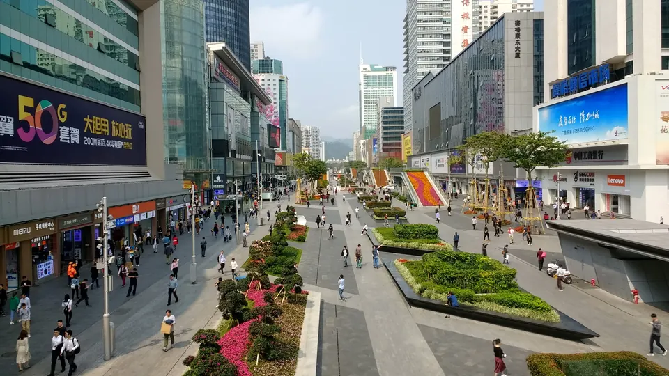 Jalan Huaqiangbei di Shenzhen, pusat elektronik yang jadi titik sourcing bisnis di China