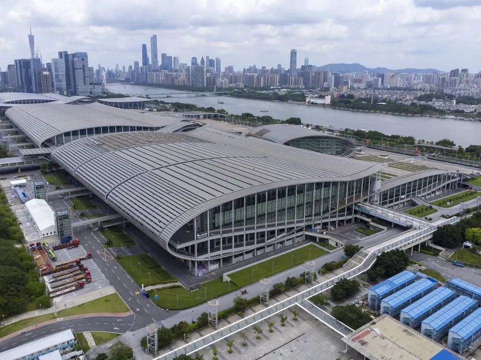 Kompleks pameran Canton Fair di Pazhou, Guangzhou, dilihat dari udara dengan atap bergelombang