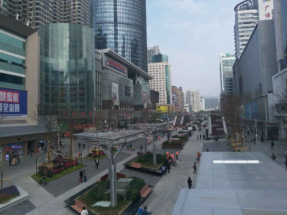Jalan pejalan kaki Huaqiangbei di Shenzhen yang diapit gedung pusat elektronik