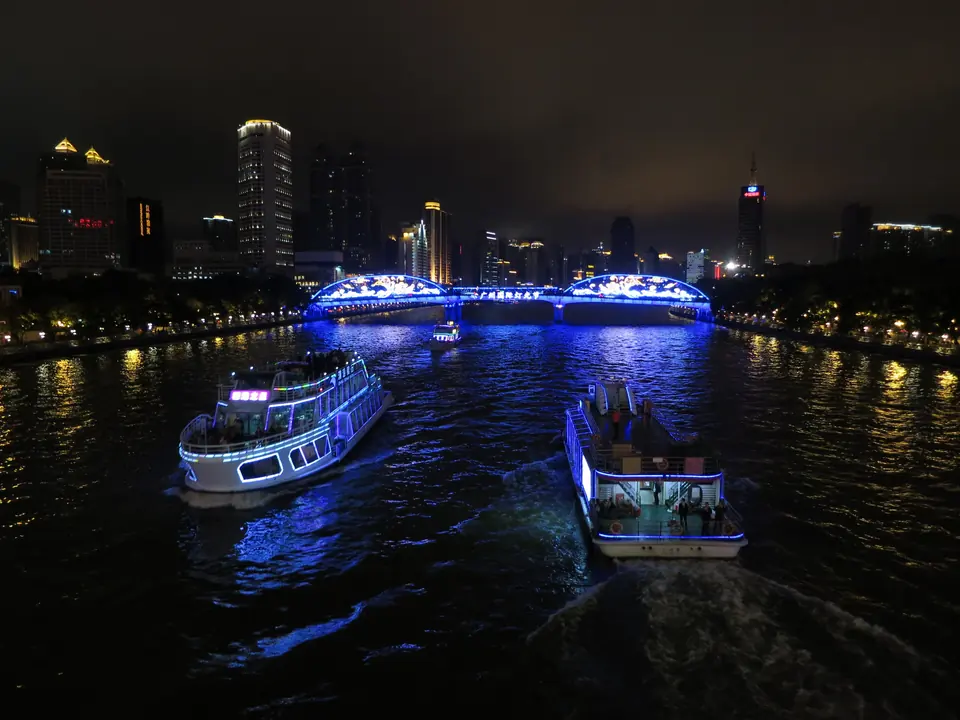 Kapal wisata malam di Sungai Mutiara, Guangzhou